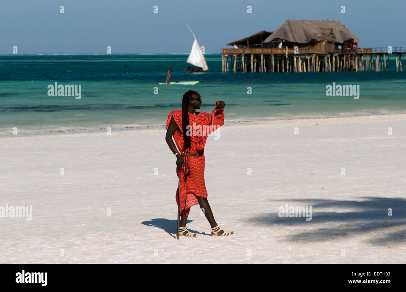 Les jeunes masai walking on the beach Banque D'Images Les jeunes masai walking on the beach Banque D'Images