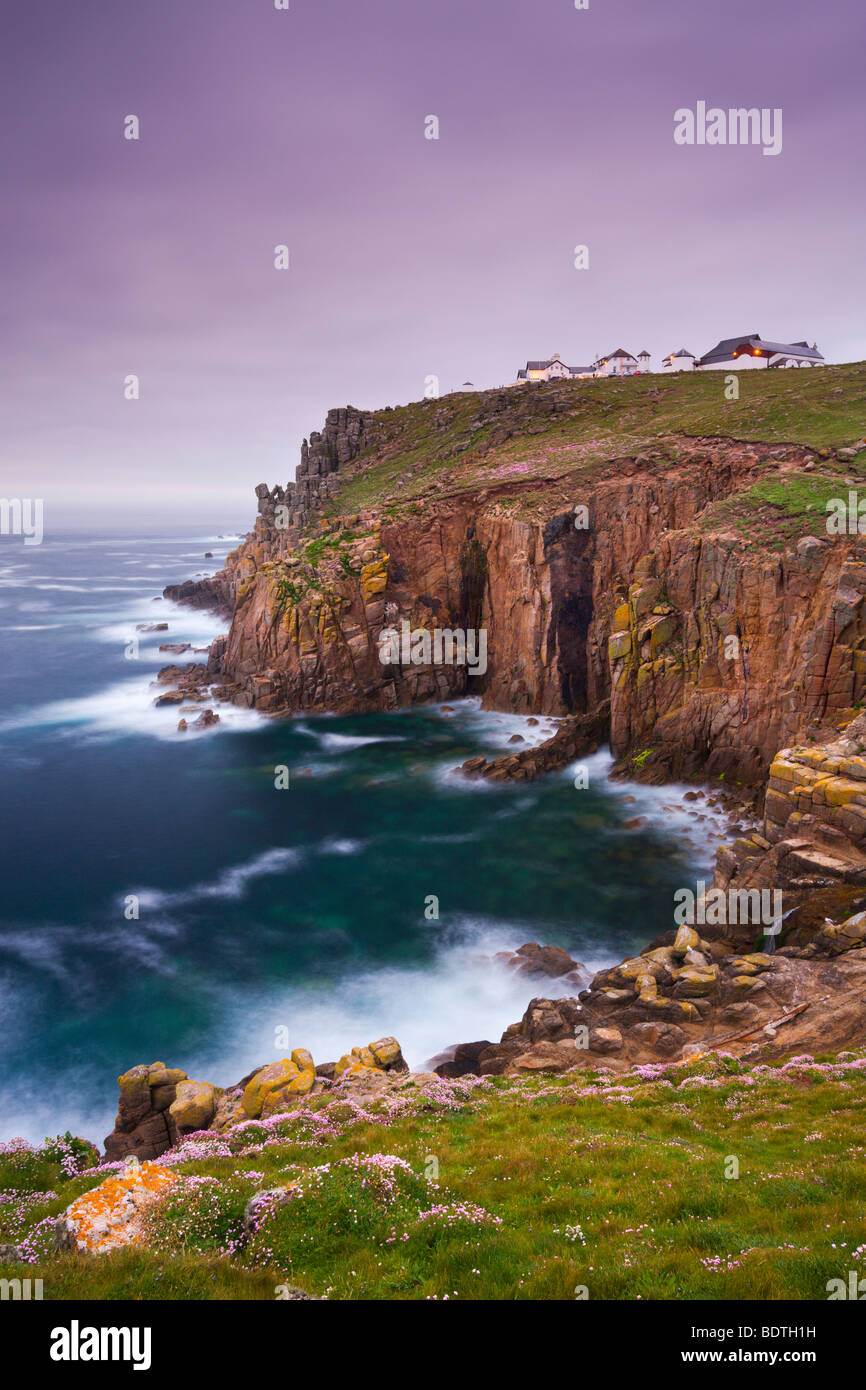 Land's End clifftops et hotel, Cornwall, England, UK. Printemps (mai) 2009. Banque D'Images