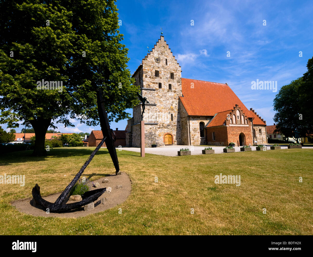 La cité médiévale Sankt Nikolai Kyrka (St. Église Nicolai) à Simrishamn, Suède. Banque D'Images