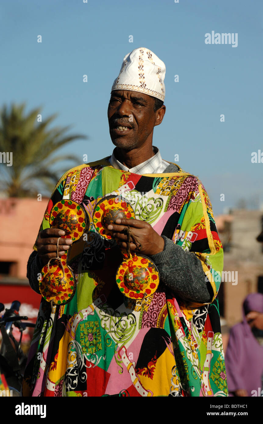 Danseuse marocaine, interprète Gnawa ou musicien Gnaoua jouant des castanets sur la place Jemaa el-Fna, Djemaa El-Fna ou Djemaa El Fna Marrakech Maroc Banque D'Images