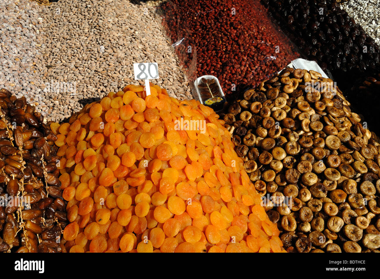 Des piles de fruits secs, abricots et figues, sur un stand, Marrakech, Maroc Banque D'Images