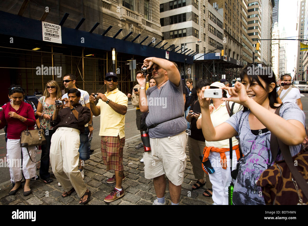 Les touristes photographiant la Chargin sculpture Bull près de 26 Broadway, près de Wall Street, Manhattan, New York City, États-Unis d'Amérique Banque D'Images