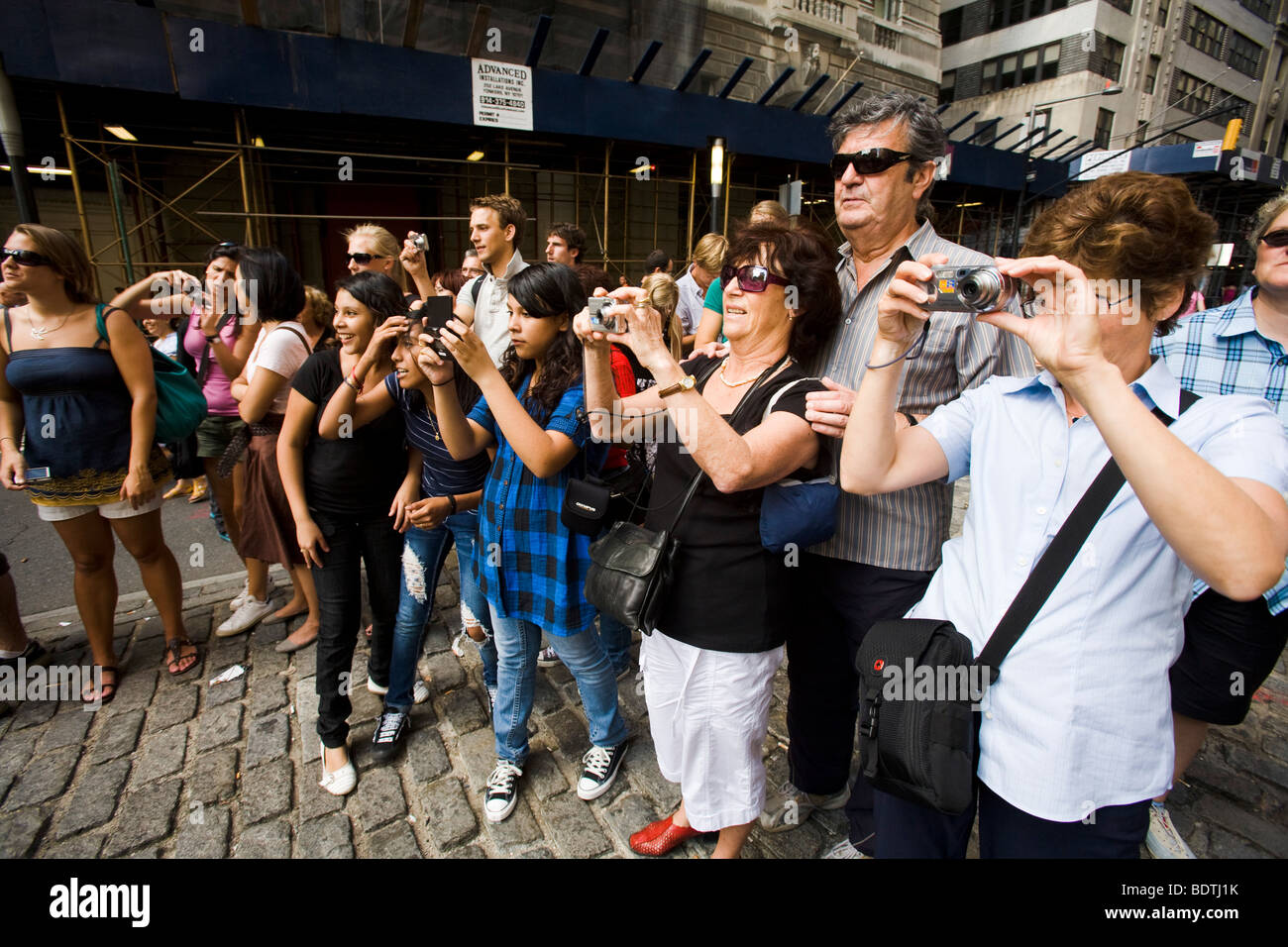 Les touristes photographiant la Chargin sculpture Bull près de 26 Broadway, près de Wall Street, Manhattan, New York City, États-Unis d'Amérique Banque D'Images