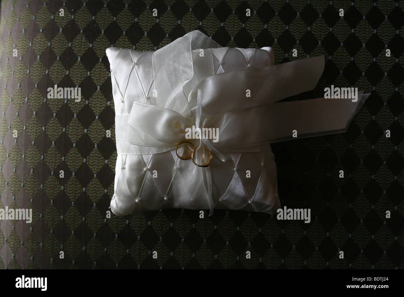 Les anneaux de mariage attendent la cérémonie de mariage à Westlake Village Inn, Westlake, Californie, États-Unis d'Amérique Banque D'Images