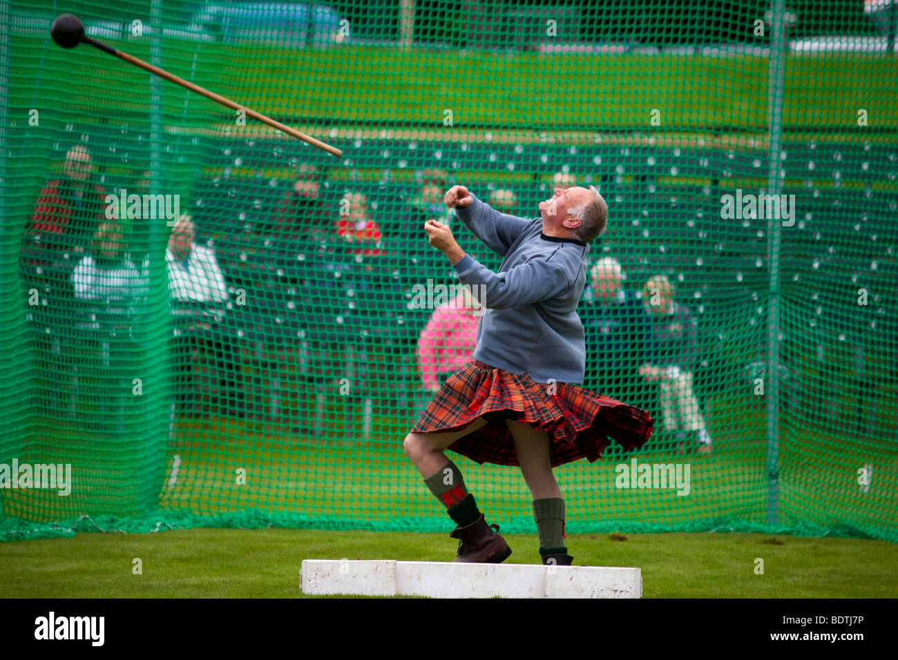 Lancer du marteau écossais jeux sur le terrain, Braemar Royal Highland Gathering et jeux à la Princesse Royale et le duc de Fife Memorial Park, London, UK Banque D'Images