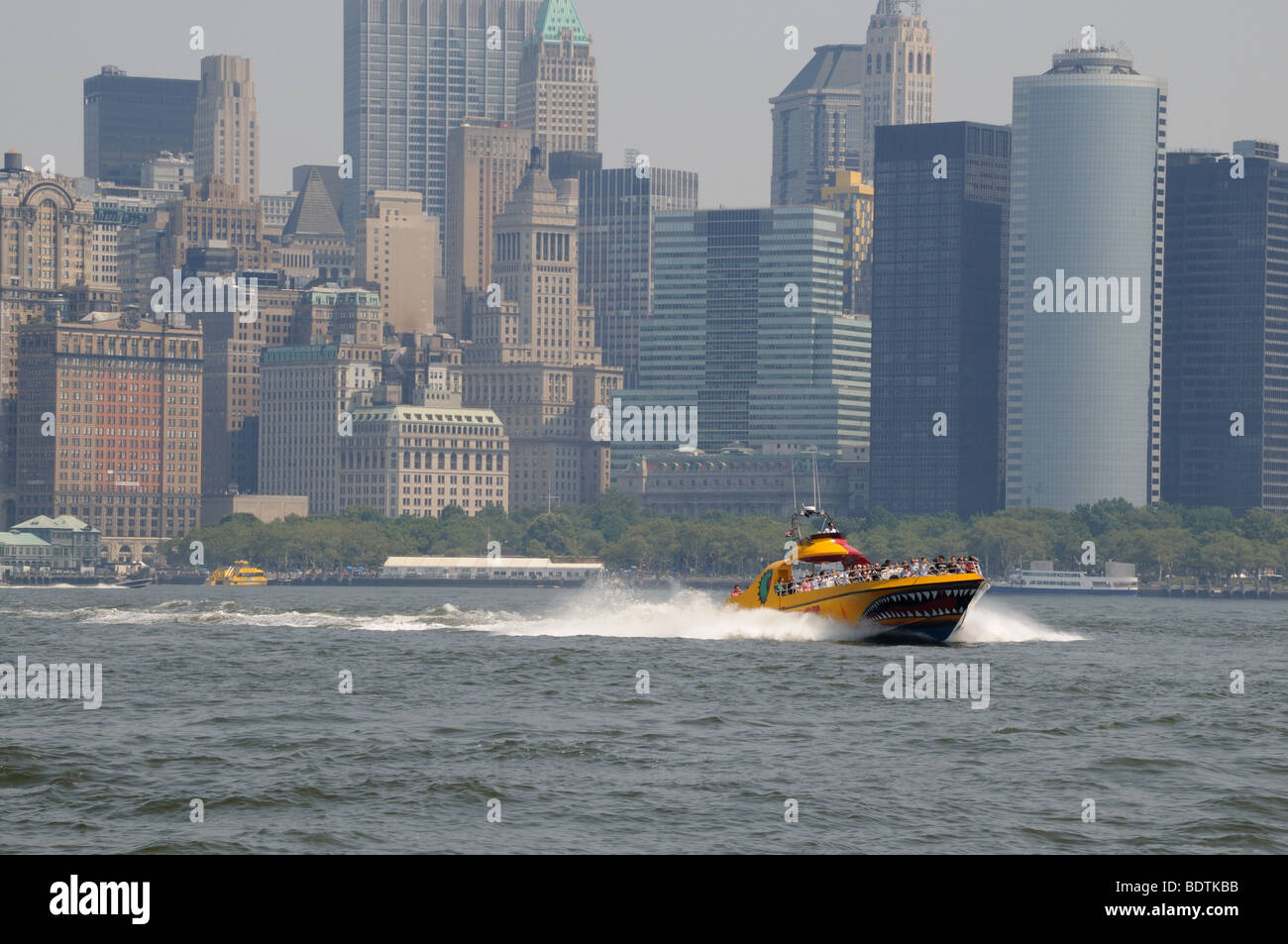 Un bateau appelé le requin vitesse dans le port de New York avec la partie basse de Manhattan en arrière-plan. 16 août 2009 Banque D'Images