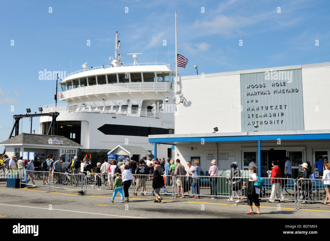 En attendant l'embarquement Steamship Authority Martha's Vineyard Ferry de Woods Hole, Falmouth à l'île avec des lignes de personnes en été Banque D'Images