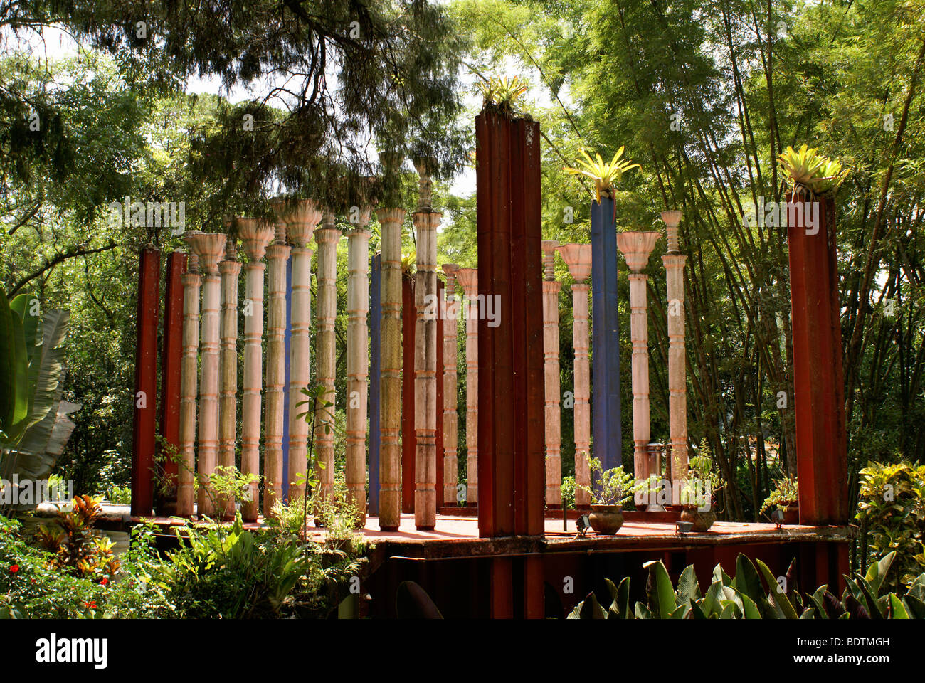 Colonnes en forme de bambou en béton au péristyle House, Las Pozas, le jardin de sculptures surréaliste créé par Edward James près de Banque D'Images