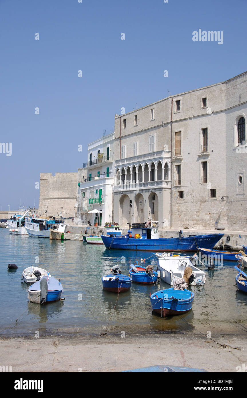 Vue sur le port, Monopoli, Bari Province, Région des Pouilles, Italie Banque D'Images