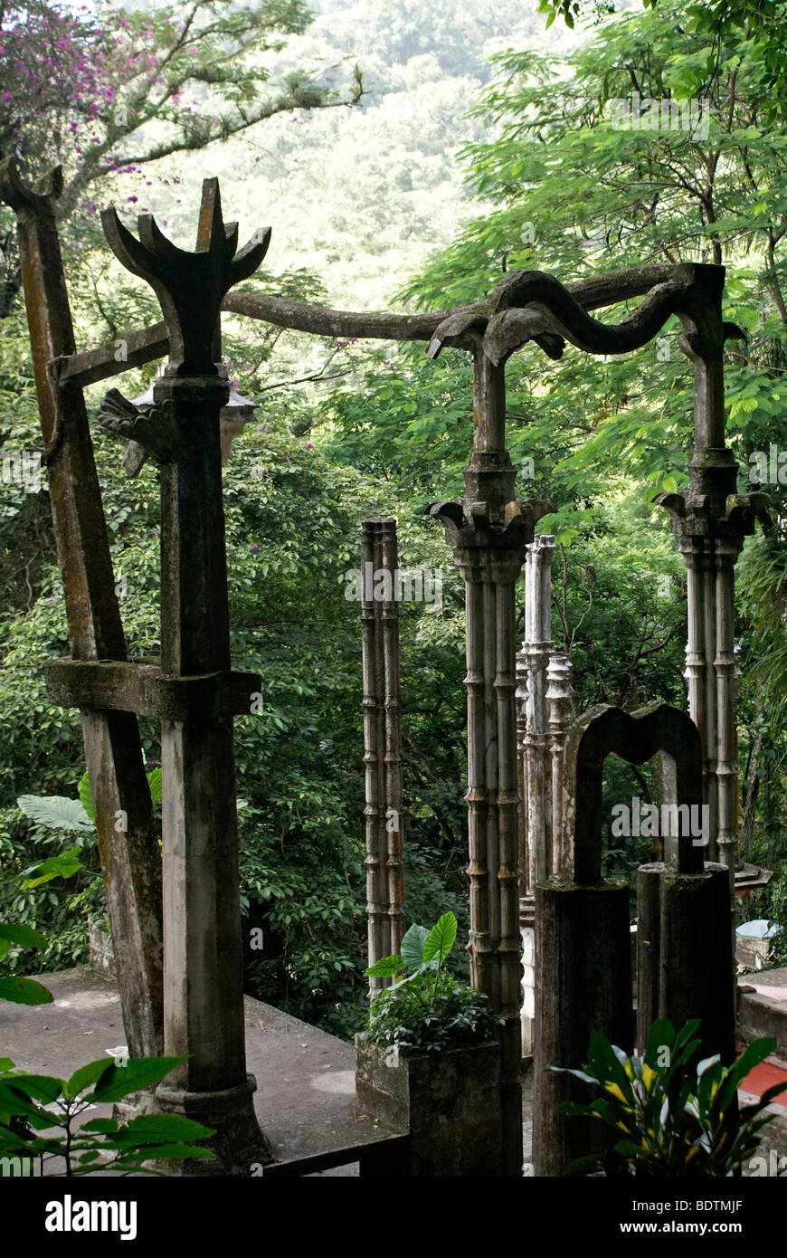 Colonnes de ciment à Las Pozas, le jardin de sculptures surréaliste créé par Edward James près de Xilitla, Mexique Banque D'Images