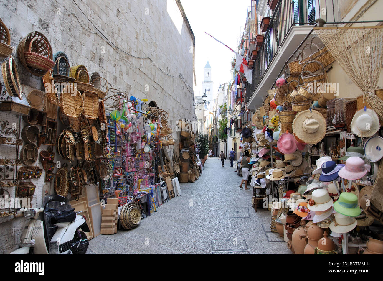 Rue pavées étroites dans la vieille ville, Bari, Bari Province, Région des Pouilles, Italie Banque D'Images