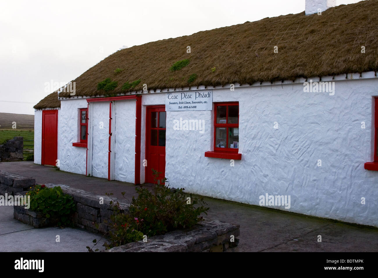 Enseigner la tourbe Phaidi - Chaumière irlandaise traditionnelle fonctionne comme une boutique touristique, Dun Aonghus, Mor Aran Co., Galway, Irlande Banque D'Images