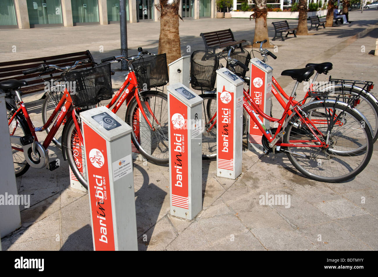 Service de location de vélos de ville, Corso Vittorio Emanuele II, Bari, Bari Province, Région des Pouilles, Italie Banque D'Images