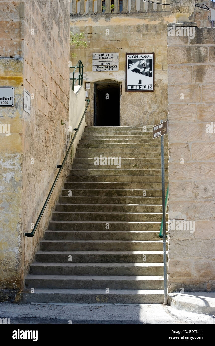 La Seconde Guerre mondiale, 2 abris de protection de l'air entrée de musée, Mellieha, Malte. Banque D'Images