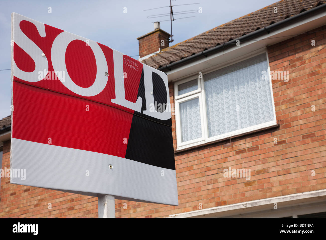 Signe de l'agent immobilier vendus à l'extérieur du conseil d'une maison d'habitation. Kent England UK Grande Bretagne Banque D'Images