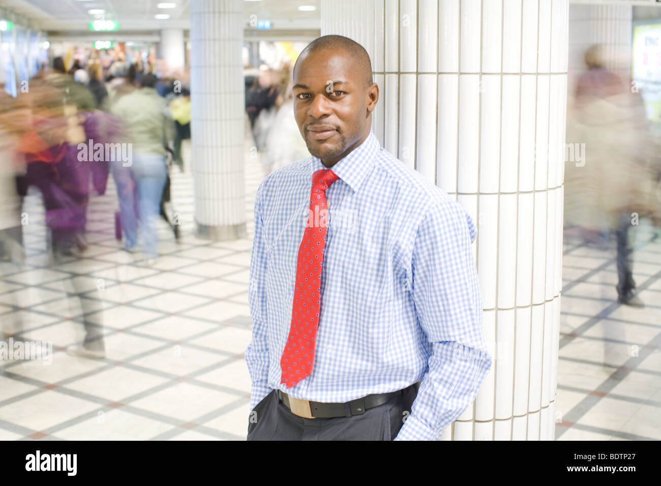 Un homme à une station de train Banque D'Images