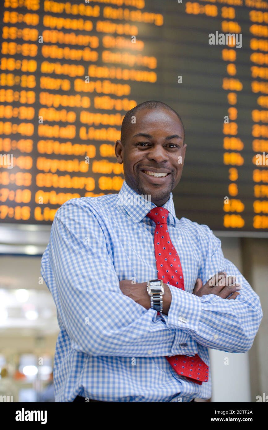 Un homme à une station de train Banque D'Images