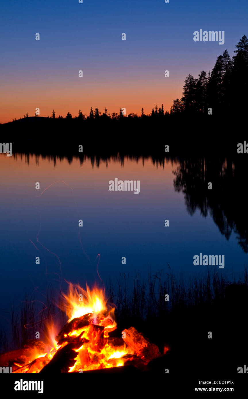 Lagerfeuer un seeufer, Laponie, Schweden, feu à une forêt, lac, Laponie, Suède Banque D'Images
