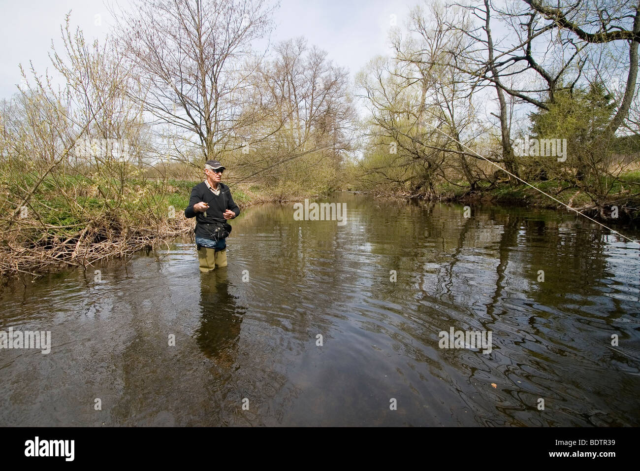 La pêche à la mouche, fly-fischer, canne à pêche, et line, charnière, Allemagne Banque D'Images