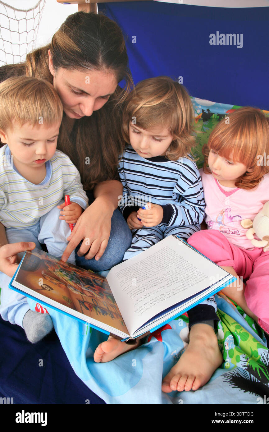 Mère lire un livre à ses enfants dans une Billi-Bolli lit en mezzanine Banque D'Images