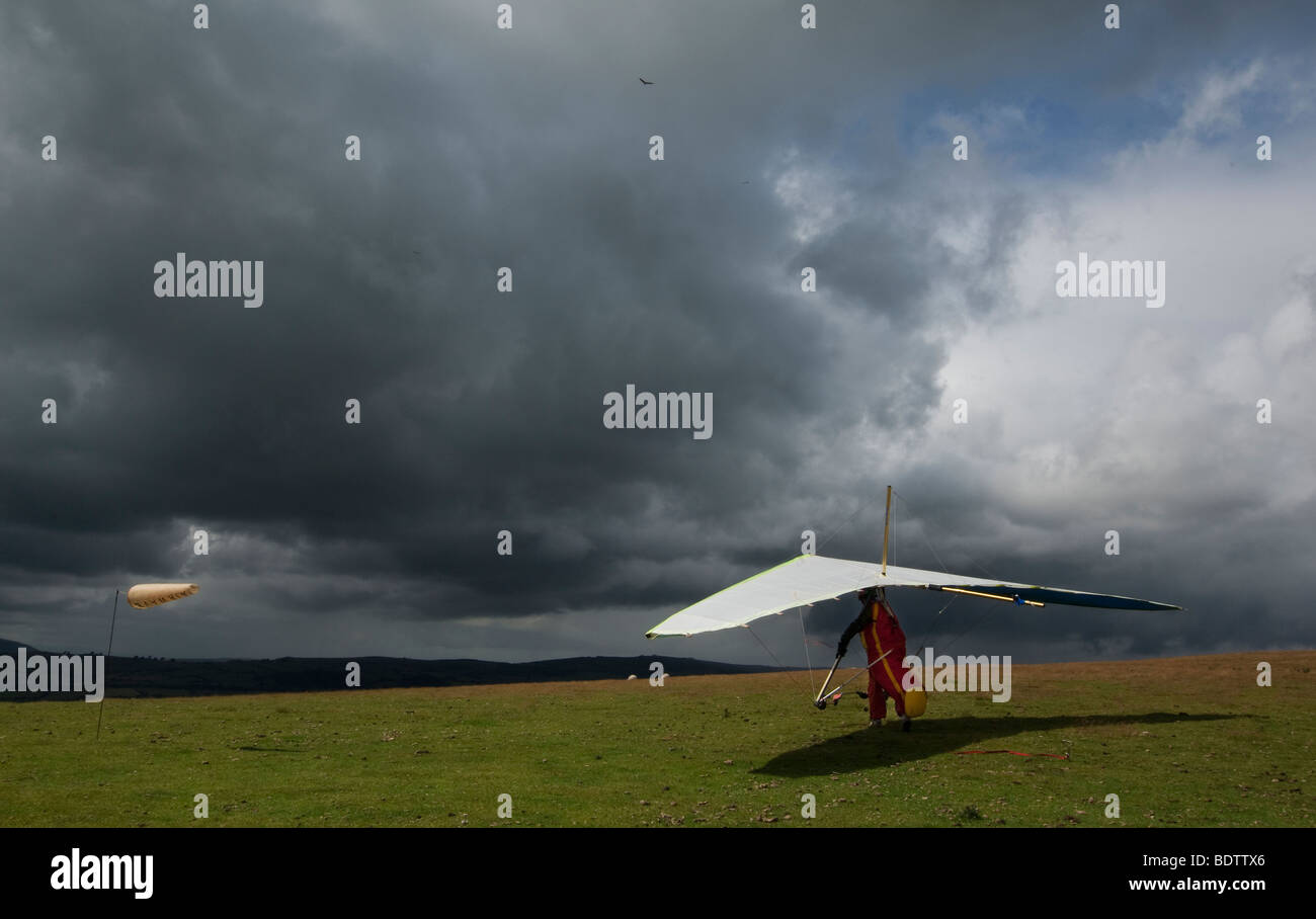 La préparation de deltaplane pour décoller en ciel orageux Banque D'Images