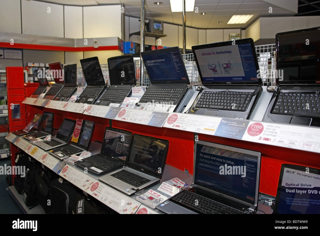 Les ordinateurs portables en vente dans un magasin Photo Stock - Alamy