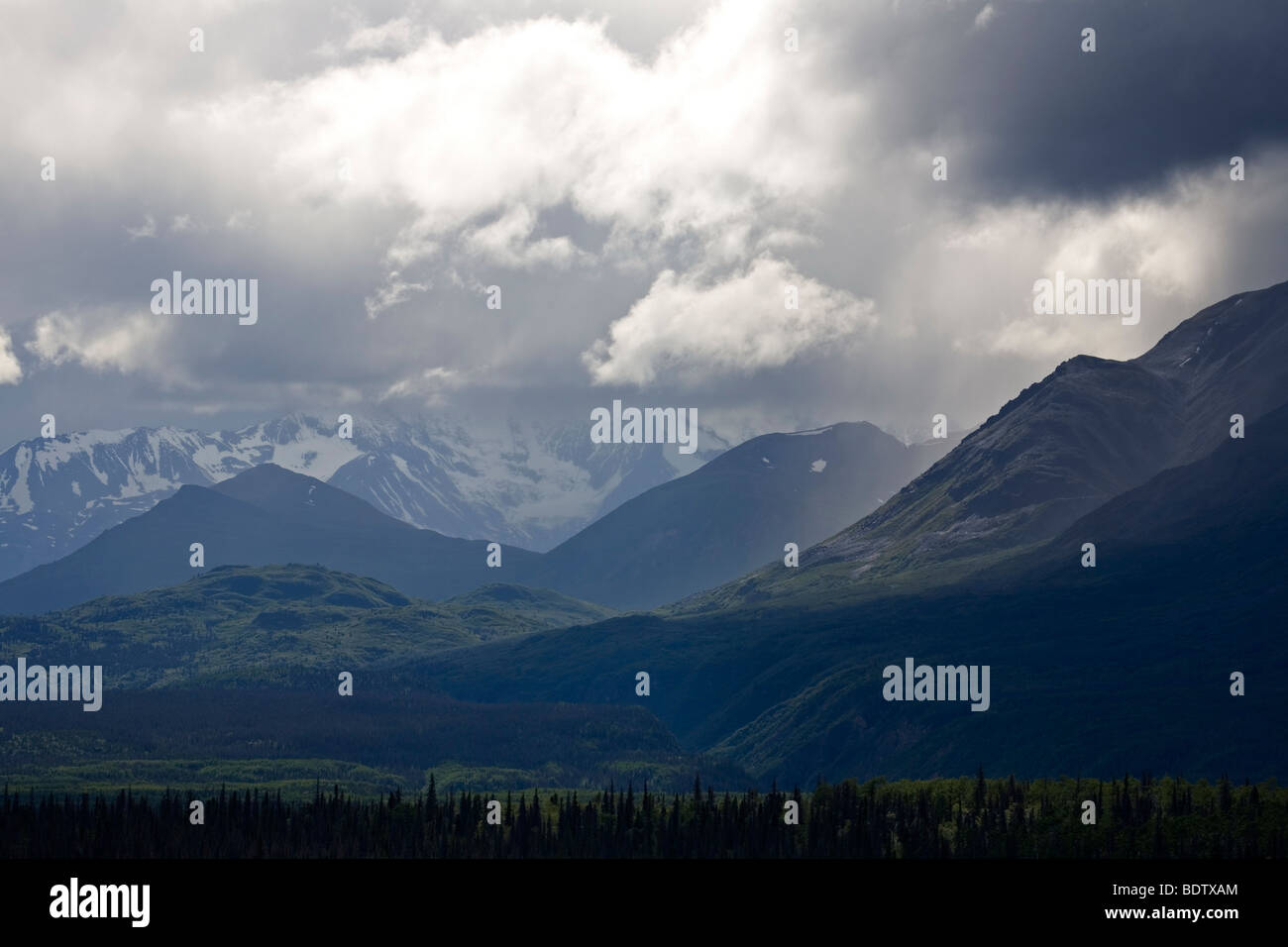 / Kluane-Range Kluane-Bergkette und Wolken et nuages / Kluane-Nationalpark - Kanada Banque D'Images