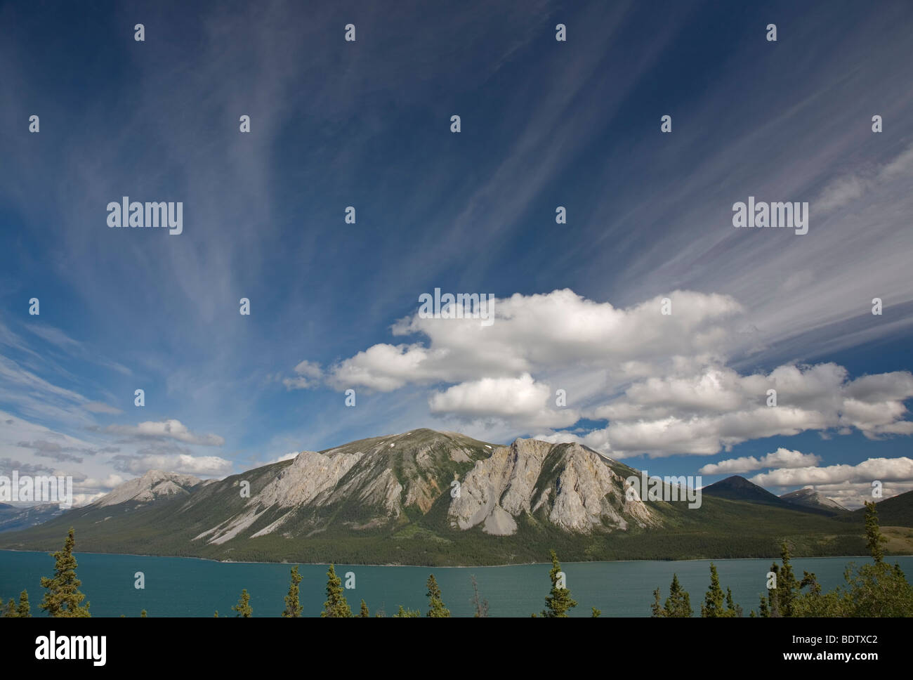 / Tagish-Lake Tagish-See und Wolken et nuages / autoroute Klondike - Alaska Banque D'Images
