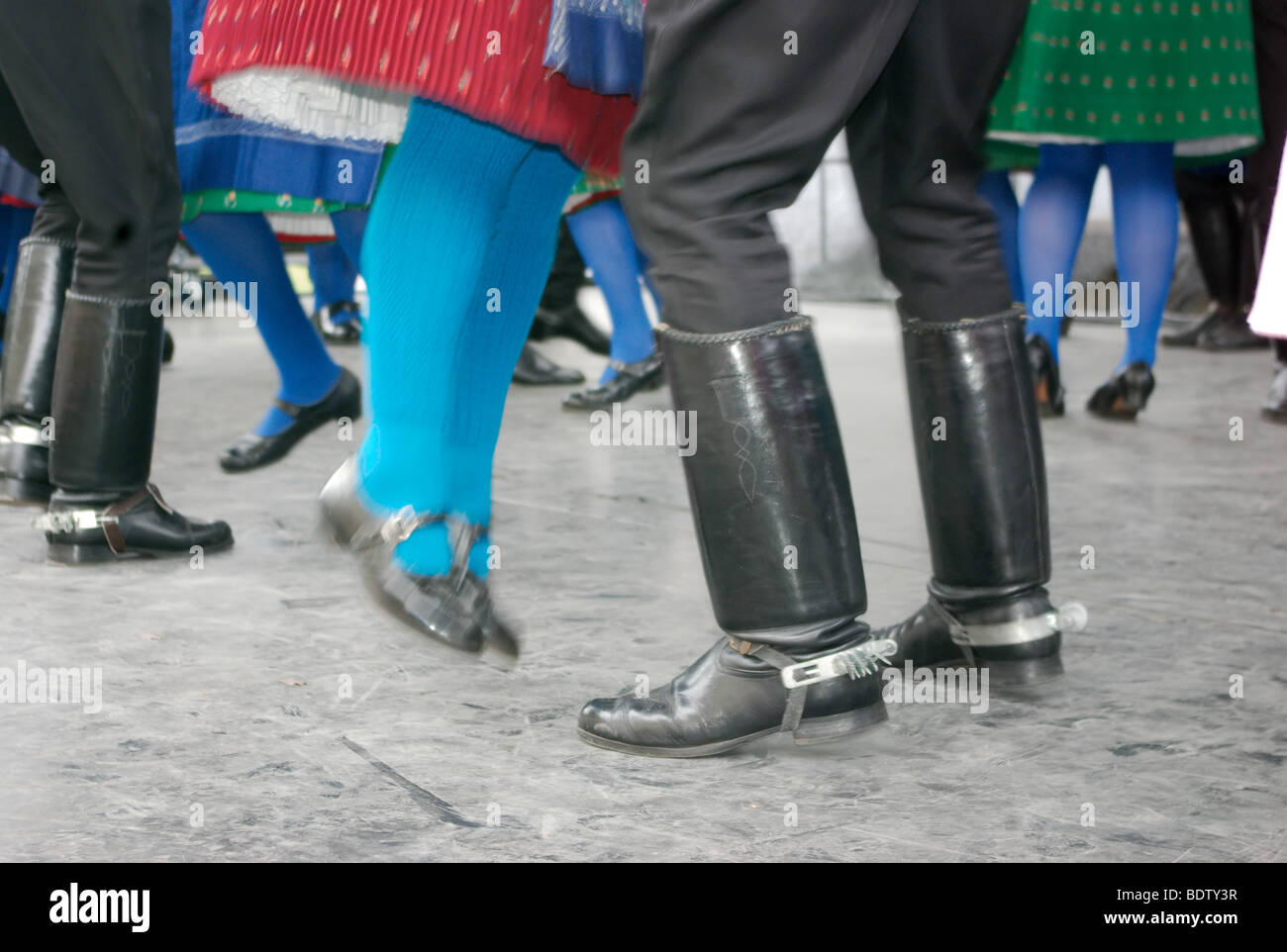Des danseurs en costume traditionnel hongrois effectuant à une fête folklorique à Budapest. Banque D'Images