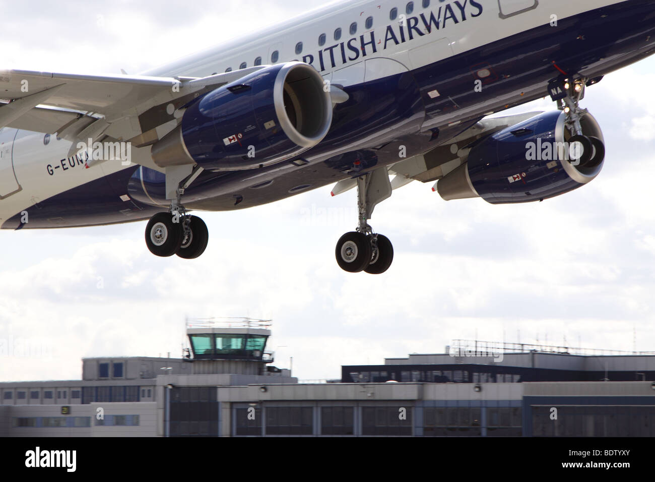 British Airways Airbus A318 Le décollage de l'aéroport de London City avec tour de contrôle en arrière-plan Banque D'Images