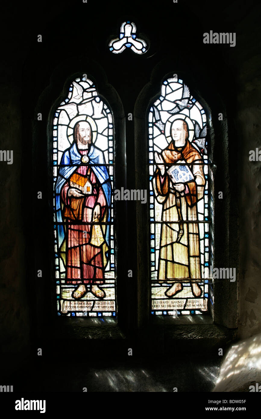Vitraux modernes (1962) de James Powell & Sons représentant Saints Piran et Julitta, église St Materiana, Tintagel, Cornouailles, Angleterre Banque D'Images