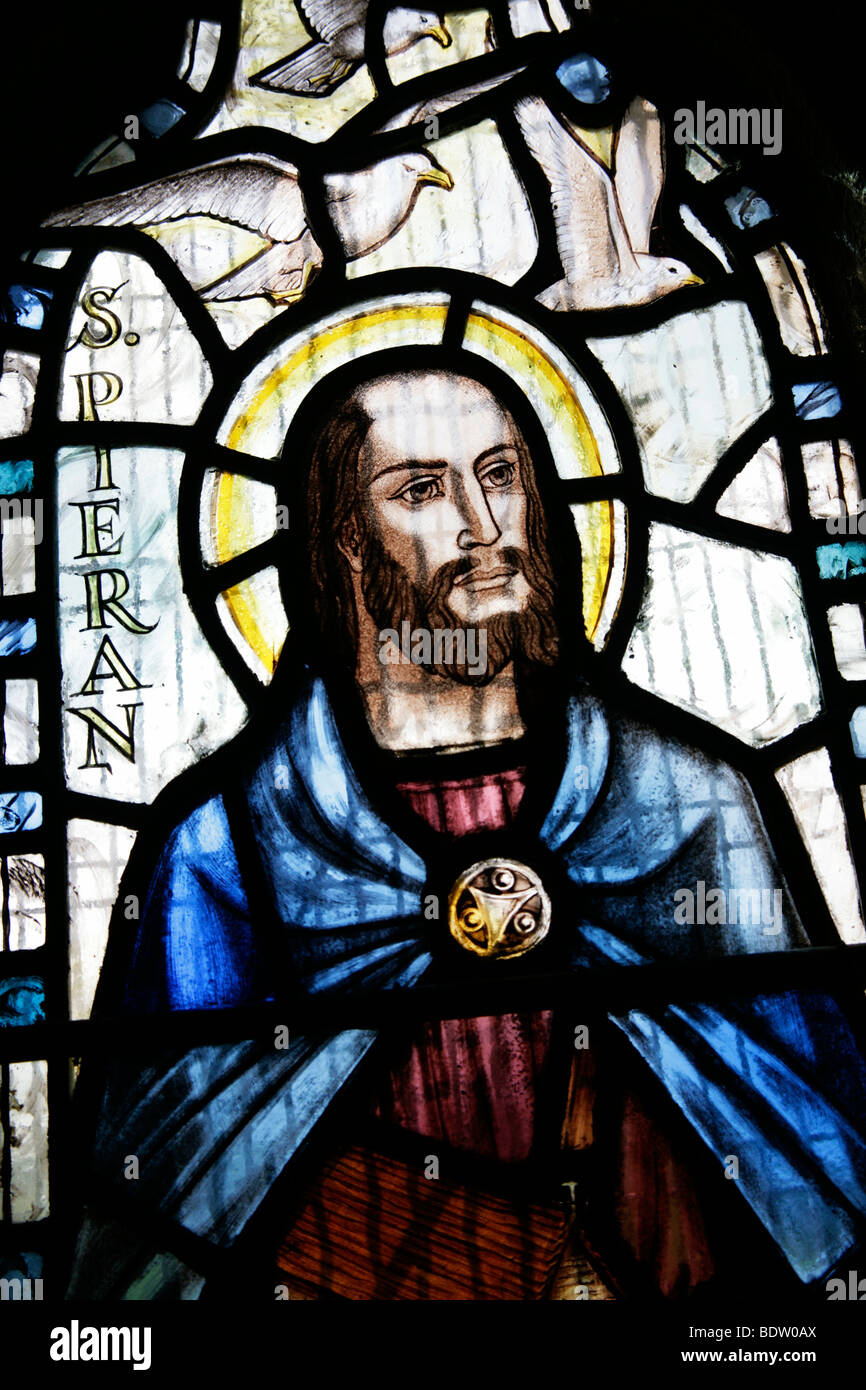 Vitraux modernes (1962) de James Powell & Sons, représentant Saint Piran, l'église St Materiana, Tintagel, Cornouailles,Angleterre Banque D'Images