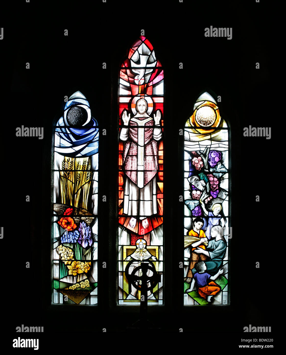Vitrail moderne d'Alfred Fisher de 1991 représentant l'Eucharistie, le Christ ressuscité comme célébrant, l'église St Materiana, Tintagel, Cornouailles Banque D'Images