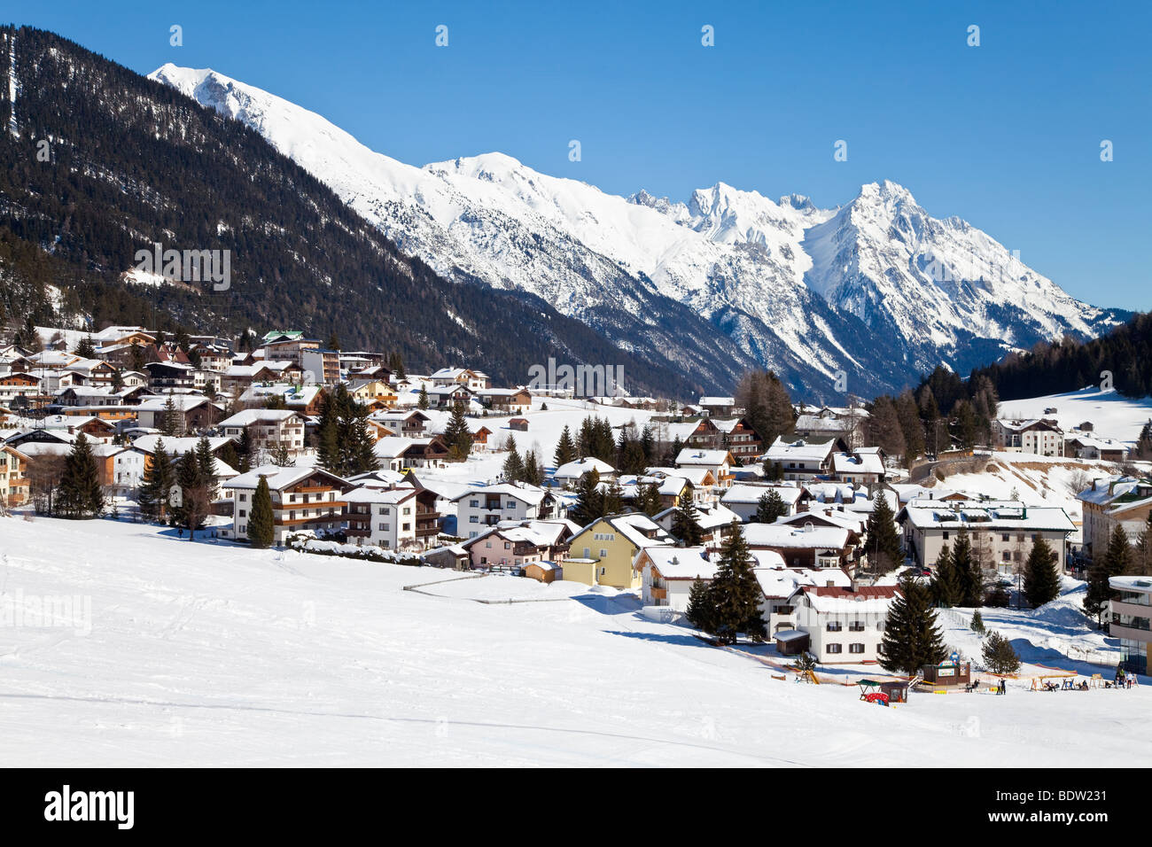 L'Europe, Autriche, Tirol. Sankt Anton am Arlberg, vue en direction de St. Banque D'Images