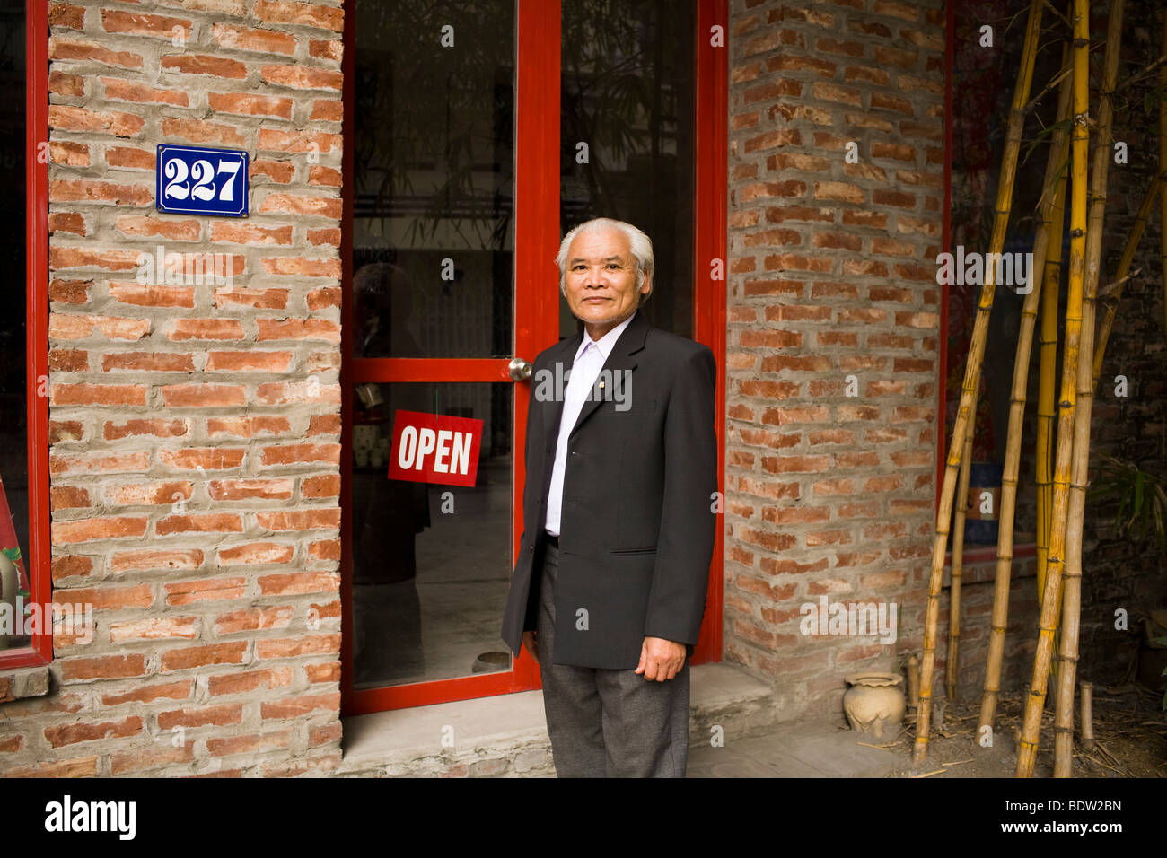 Un portrait de Nguyen Van Xuan, un propriétaire de magasin de céramique de Bat Trang Village, à Hanoi, au Vietnam. Banque D'Images