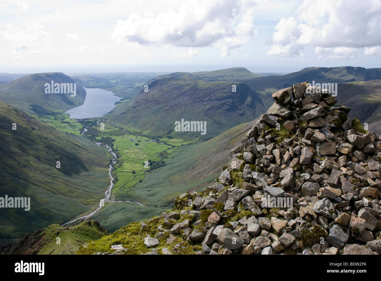 Vue depuis le Westmorland Cairn sur Great Gable vers Wasdale Head et Wastwater, Lake District, Cumbria. Avec Whin Rigg, Yewbarrow Banque D'Images