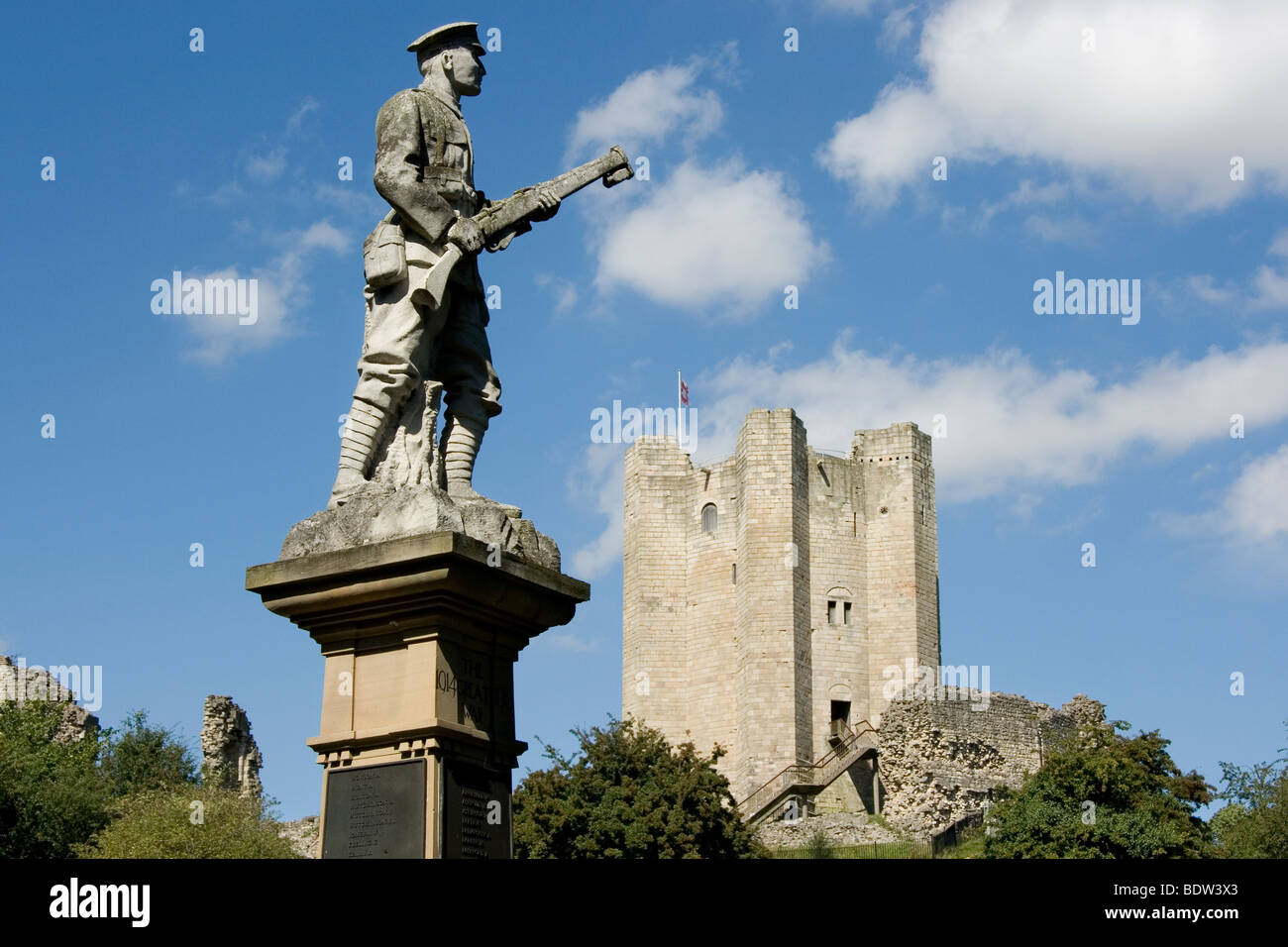 Le mémorial de guerre et reste de Conisbrough Castle, l'un des plus beaux châteaux normands et l'inspiration de Ivanhoe. Banque D'Images