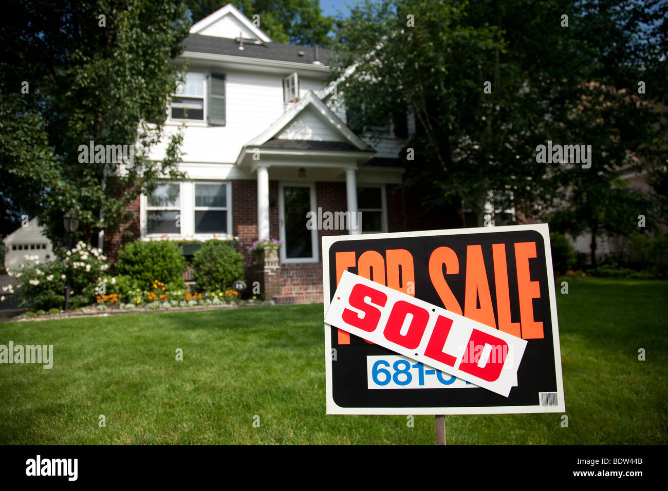 Maison de banlieue et For Sale Sign Banque D'Images