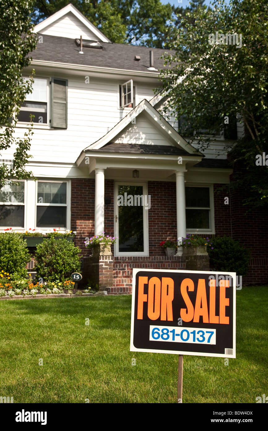 Maison de banlieue et For Sale Sign Banque D'Images