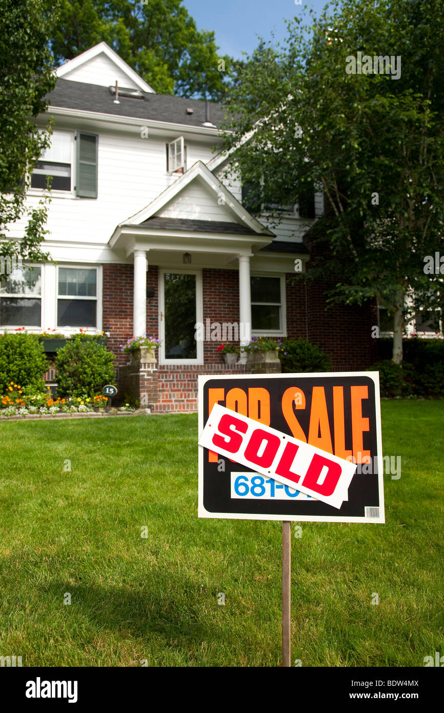 Maison de banlieue et For Sale Sign Banque D'Images