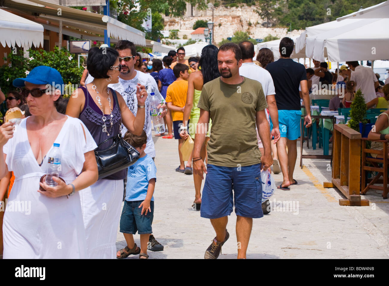 Sites touristiques touristes flânant dans pittoresque village de Fiskardo sur la Méditerranée grecque île de Céphalonie, Grèce GR Banque D'Images