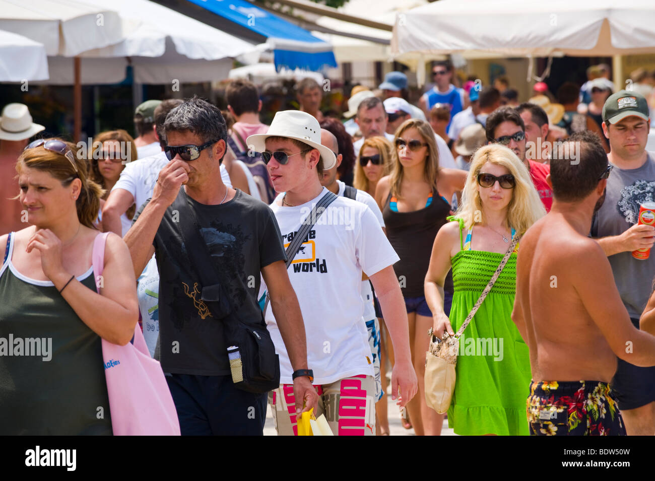 Sites touristiques touristes flânant dans pittoresque village de Fiskardo sur la Méditerranée grecque île de Céphalonie, Grèce GR Banque D'Images