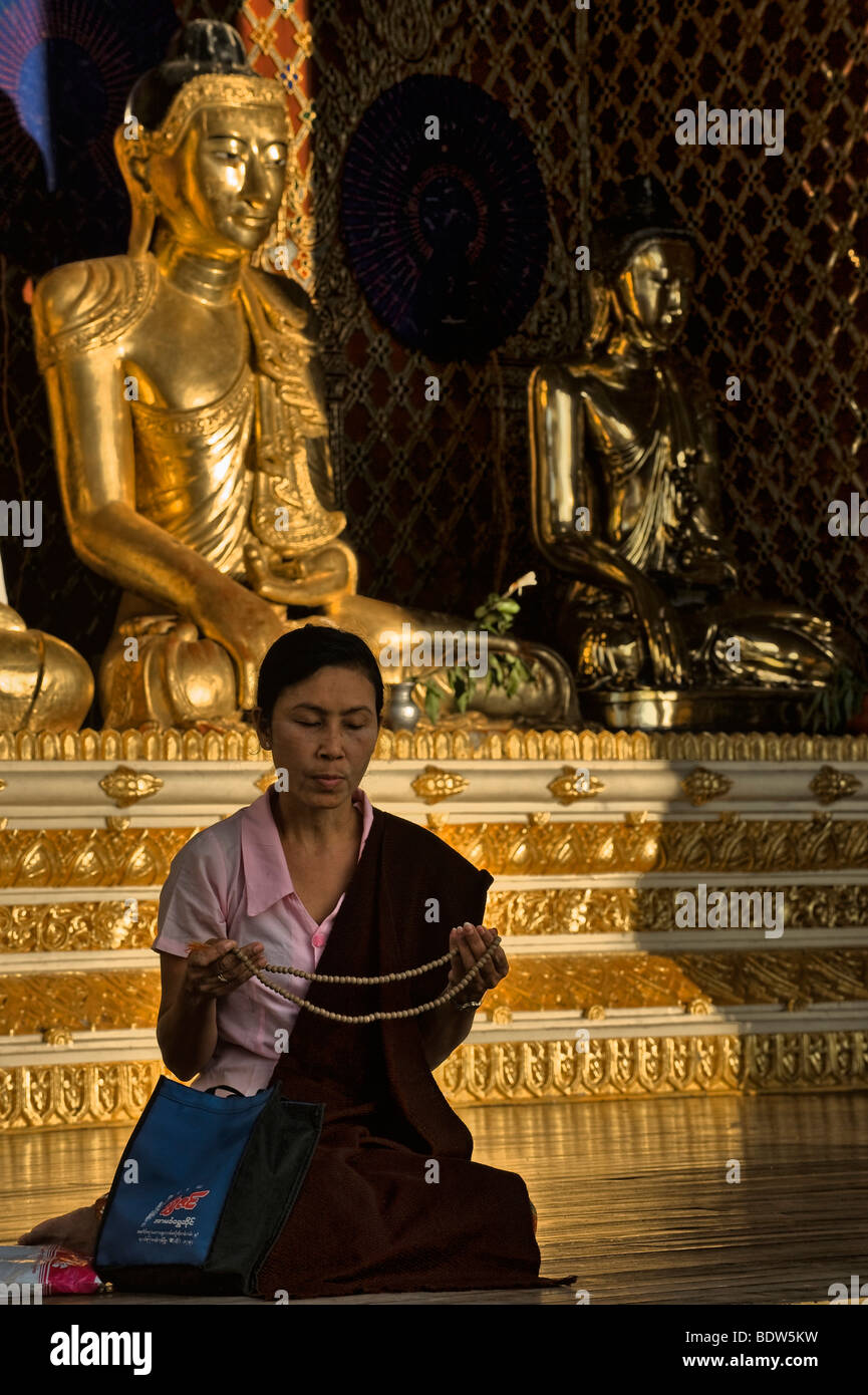 Femme en prière à la pagode Shwedagon, Rangoon Banque D'Images