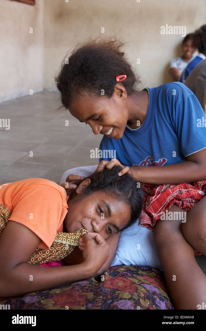 TIMOR LESTE pour la recherche de poux dans les cheveux, Topu Honis et orphelinat children's home, Oecussi-Ambeno Banque D'Images