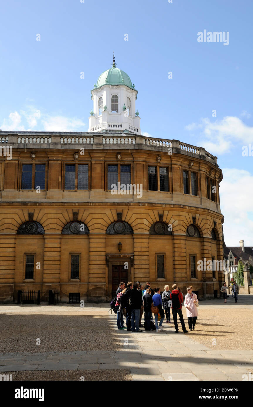 Groupe de touristes à l'extérieur Sheldonian Theatre Oxford Banque D'Images