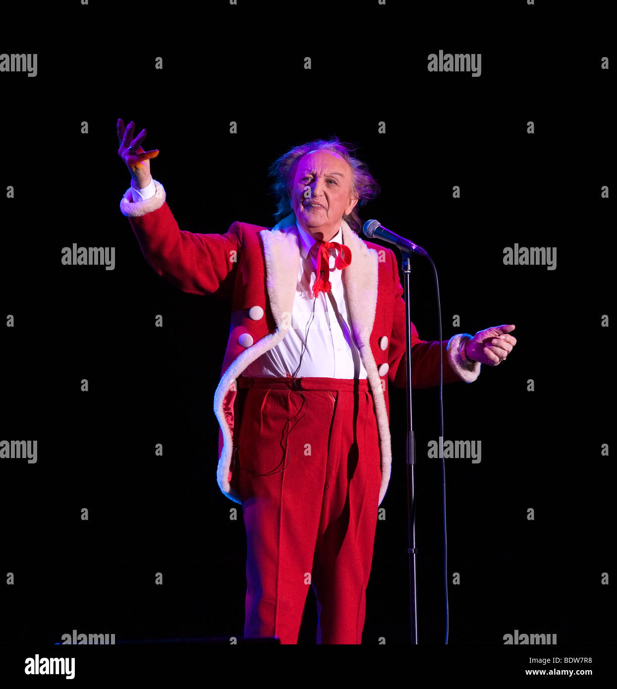 Ken Dodd stade comédien Santa Outfit Red Jacket Banque D'Images