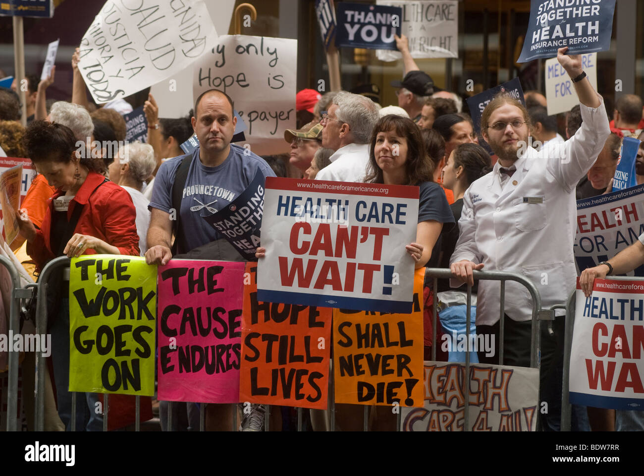 Des milliers de partisans de la réforme des soins de santé se réunissent à Times Square à New York Banque D'Images