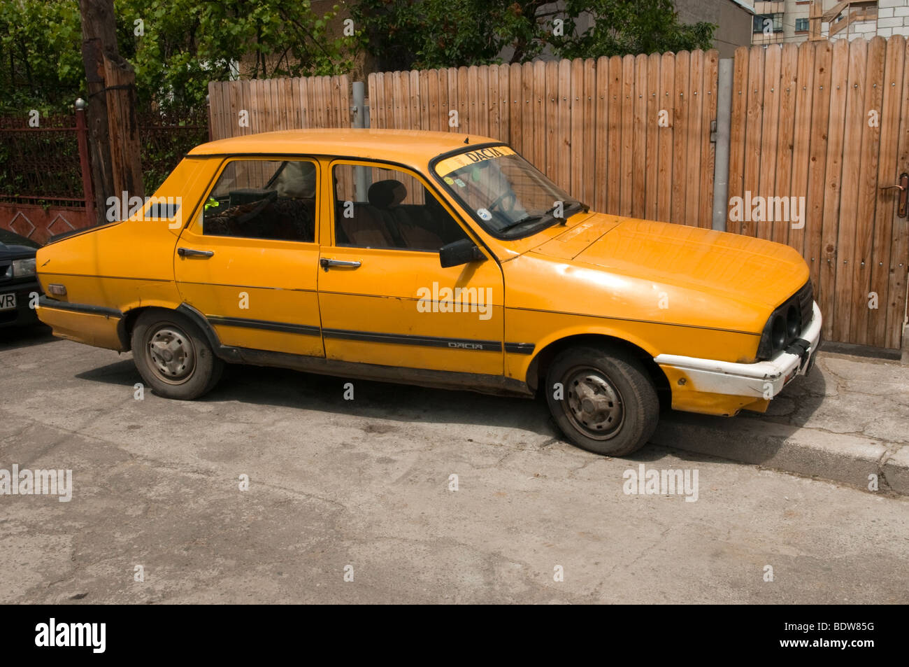 Dacia voiture jaune à Ploiesti Roumanie Europe de l'Est Banque D'Images