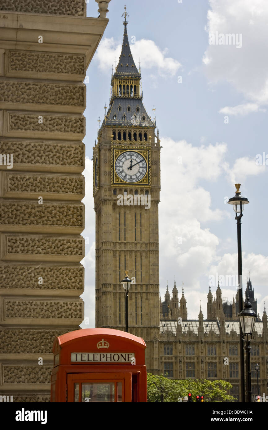 Téléphone traditionnel anglais fort en utilisation constante dans la place du Parlement , Westminster London. Big Ben supervise dans l'arrière-plan. Banque D'Images