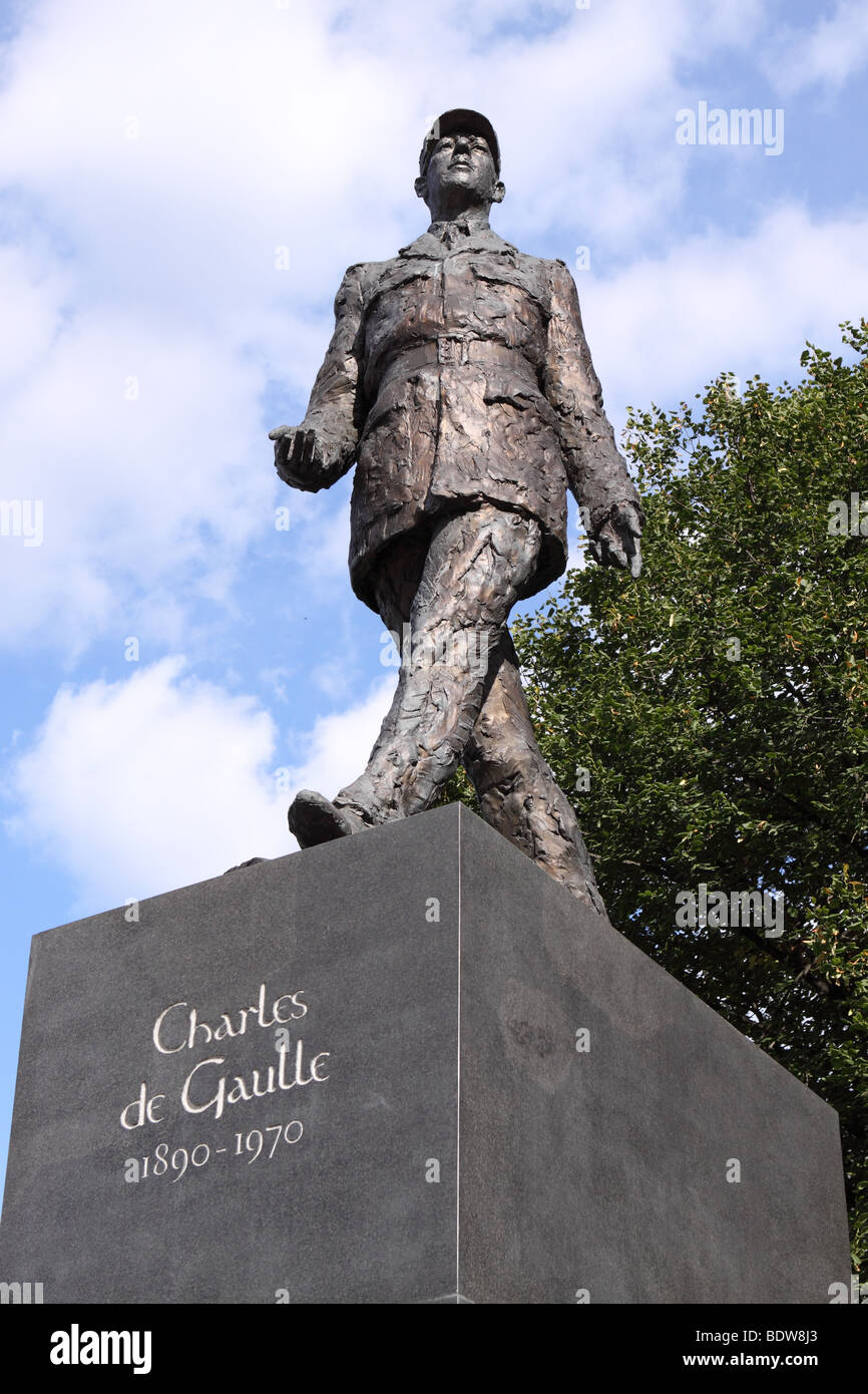 Statue de Charles de Gaulle général français à Varsovie Pologne sur l'Aleje Jerozolimskie Al dans le centre-ville Banque D'Images